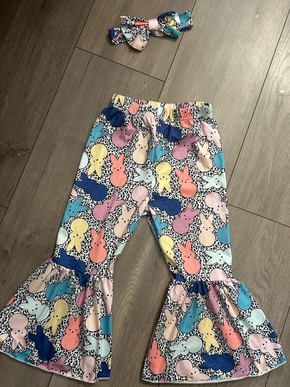 Easter bunny print bell-bottom pants and matching bow set: Sz 4-5 girls